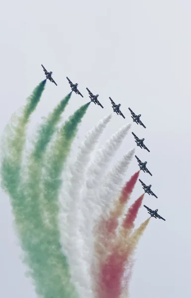 Olaszország, Szicília; Airshow akrobatikus fúvókák (Frecce Tricolori) - szerkesztői, 2016. szeptember 25. — Stock Fotó