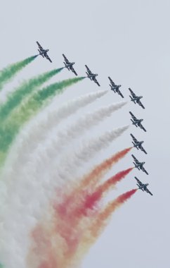 İtalya, Sicilya; 25 Eylül 2016, airshow akrobatik jetleri (Frecce Tricolori) - Editörden