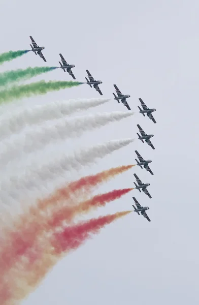 Італія, Сицилія; 25 вересня 2016 року авіашоу з акробатичними струменів (Frecce Tricolori) - редакції — стокове фото