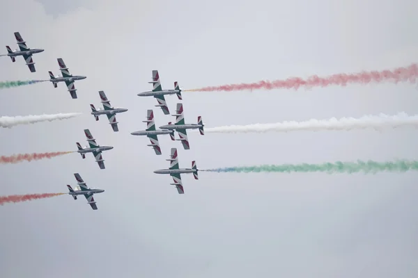 Італія, Сицилія; 25 вересня 2016 року авіашоу з акробатичними струменів (Frecce Tricolori) - редакції — стокове фото