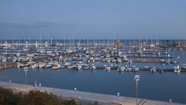 イタリア、シチリア島、地中海、マリーナ ディ ラグーザ。2016 年 9 月 22 日、ボート、高級ヨットの港でアット サンセット - 社説 — ストック写真