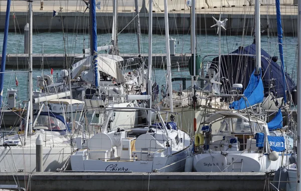 Itálie, Sicílie, Středozemní moře, Marina di Ragusa; 29. září 2016, luxusní jachty v přístavu - Editorial — Stock fotografie