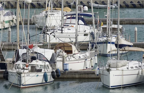 Itália, Sicília, Mar Mediterrâneo, Marina di Ragusa; 1 Outubro 2016, iates de luxo no porto - EDITORIAL — Fotografia de Stock