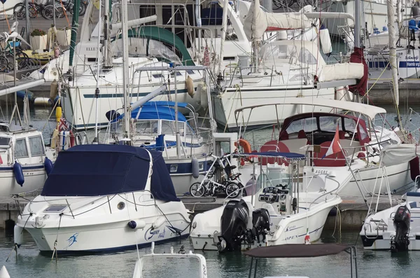 Italien, Sicilien, Medelhavet, Marina di Ragusa; 1 oktober 2016 segelbåtar båtar och lyxiga i hamnen - ledare — Stockfoto