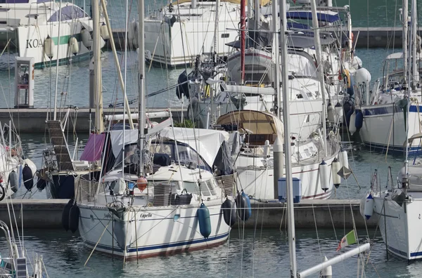 Itália, Sicília, Mar Mediterrâneo, Marina di Ragusa; 2 Outubro 2016, barcos e iates de luxo no porto - EDITORIAL — Fotografia de Stock