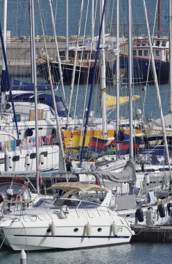 İtalya, Sicilya, Akdeniz, Marina di Ragusa; 2 Ekim 2016, tekneler ve Lüks Yatlar port - Editörden