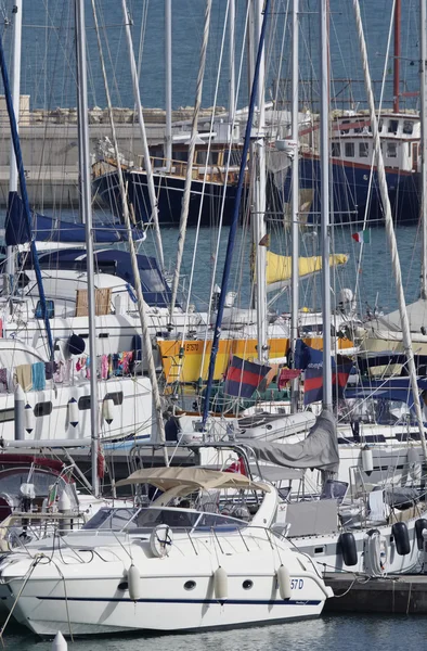 Italien, Sicilien, Medelhavet, Marina di Ragusa; 2 oktober 2016 segelbåtar båtar och lyxiga i hamnen - ledare — Stockfoto