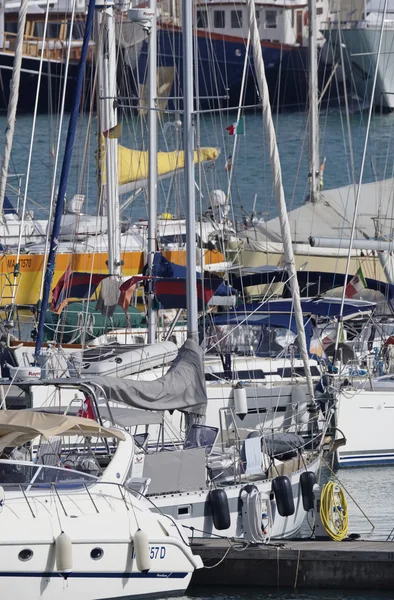 Italia, Sicilia, Mar Mediterráneo, Marina di Ragusa; 2 de octubre de 2016, barcos y yates de lujo en el puerto - EDITORIAL —  Fotos de Stock