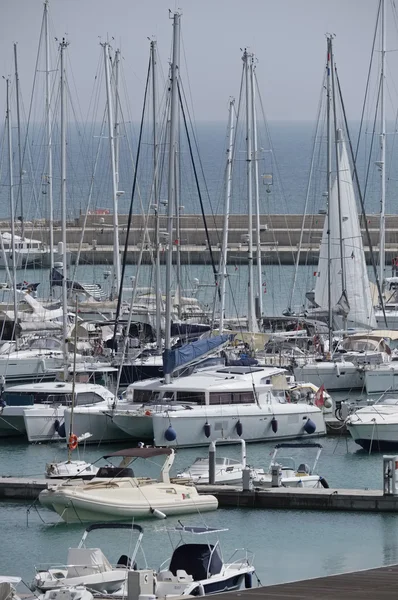 Itálie, Sicílie, Středozemní moře, Marina di Ragusa; 3. října 2016, lodě a luxusní jachty v přístavu - Editorial — Stock fotografie
