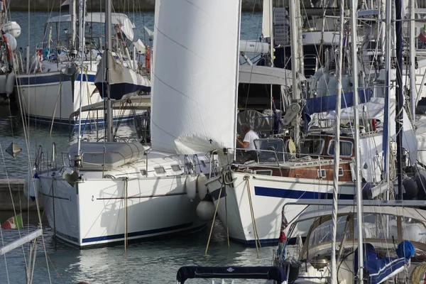 Itálie, Sicílie, Středozemní moře, Marina di Ragusa; 6. října 2016, luxusní jachty v přístavu - Editorial — Stock fotografie