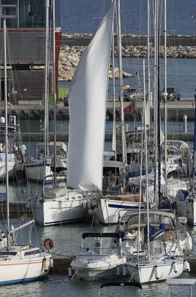 Itália, Sicília, Mar Mediterrâneo, Marina di Ragusa; 6 Outubro 2016, iates de luxo no porto - EDITORIAL — Fotografia de Stock