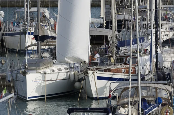 Italië, Sicilië, Middellandse Zee, Marina di Ragusa; 6 oktober 2016, jachten luxe in de haven - redactie — Stockfoto