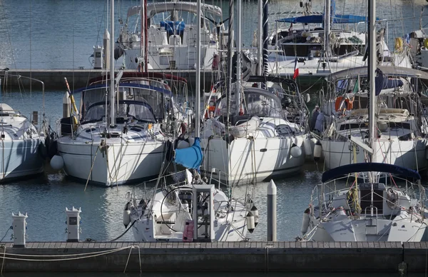 Itália, Sicília, Mar Mediterrâneo, Marina di Ragusa; 10 Outubro 2016, iates de luxo no porto - EDITORIAL — Fotografia de Stock