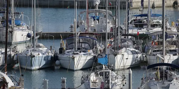 Италия, Сицилия, Средиземное море, Marina di Ragusa; 10 октября 2016, роскошные яхты в порту - EDITORIAL — стоковое фото