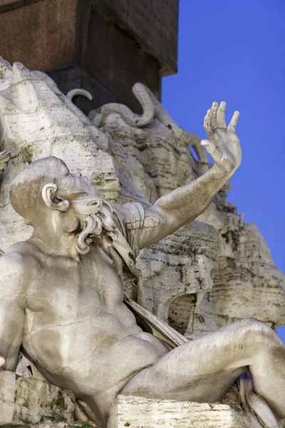 Italia, Roma, Piazza Navona, una delle statue marmoree della Fontana dei Quattro Fiumi al tramonto (Bernini, 1648 a.C. .) — Foto Stock