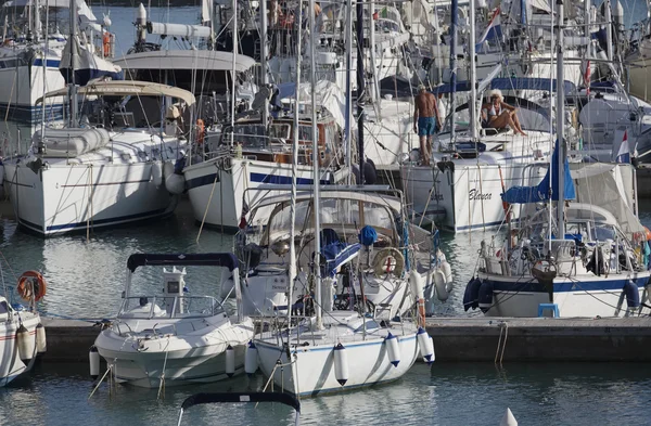 Itália, Sicília, Mar Mediterrâneo, Marina di Ragusa; 10 Outubro 2016, barcos e iates de luxo no porto - EDITORIAL — Fotografia de Stock