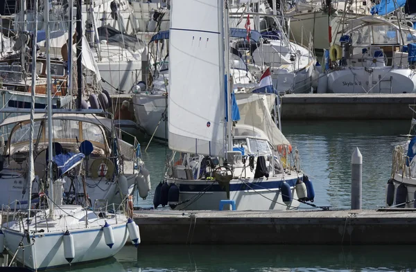 Włochy, Sycylia, Morze Śródziemne, Marina di Ragusa; 10 października 2016, luksusowe jachty w porcie - Redakcja — Zdjęcie stockowe