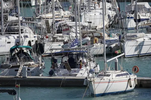 Italien, Sicilien, Medelhavet, Marina di Ragusa; 11 oktober 2016 segelbåtar lyxiga i hamnen - ledare — Stockfoto