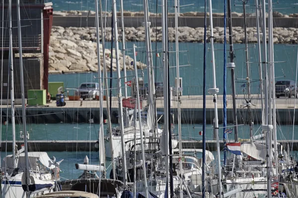Italia, Sicilia, Mar Mediterraneo, Marina di Ragusa; 11 ottobre 2016, alberi barca a vela nel porto - EDITORIALE — Foto Stock