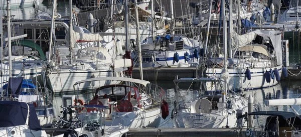 Itália, Sicília, Mar Mediterrâneo, Marina di Ragusa; 12 Outubro 2016, barcos e iates de luxo no porto - EDITORIAL — Fotografia de Stock
