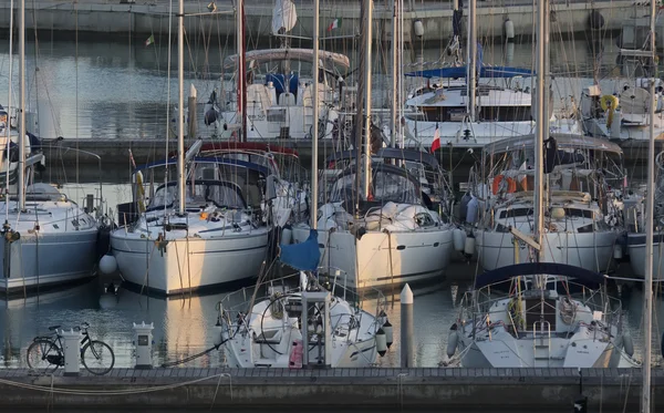 Італія, Сицилія, Середземне море, Марина ді Ragusa; 12 жовтня 2016 року парусні човни та в порт на заході - редакції — стокове фото