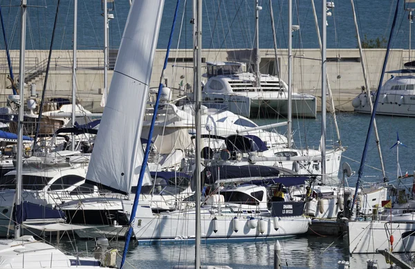 Italia, Sicilia, Mar Mediterráneo, Marina di Ragusa; 12 Octubre 2016, yates de lujo en el puerto - EDITORIAL —  Fotos de Stock