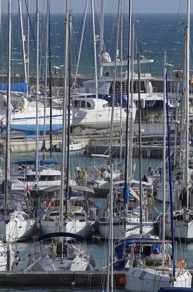 Italien, Sizilien, Mittelmeer, Marina di ragusa; 13. Oktober 2016, Luxusyachten im Hafen - Leitartikel — Stockfoto
