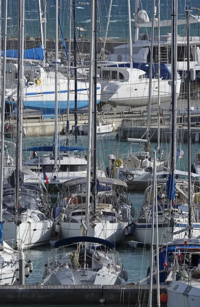 Италия, Сицилия, Средиземное море, Marina di Ragusa; 13 октября 2016, роскошные яхты в порту - EDITORIAL — стоковое фото