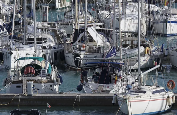 Itália, Sicília, Mar Mediterrâneo, Marina di Ragusa; 13 Outubro 2016, veleiros no porto - EDITORIAL — Fotografia de Stock