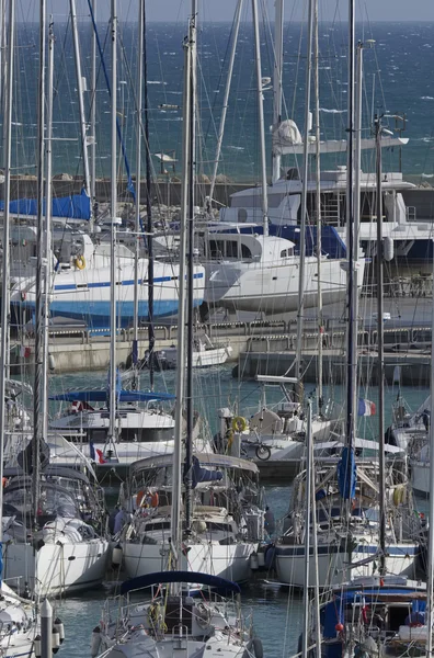Italia, Sicilia, Mar Mediterráneo, Marina di Ragusa; 13 Octubre 2016, yates de lujo en el puerto - EDITORIAL —  Fotos de Stock