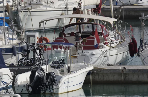 意大利, 西西里岛, 地中海, 滨海迪拉古萨;2016年10月15日, 港口的船只和豪华游艇----编辑 — 图库照片