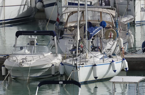 Italien, Sicilien, Medelhavet, Marina di Ragusa; 15 oktober 2016 segelbåtar båtar och lyxiga i hamnen - ledare — Stockfoto