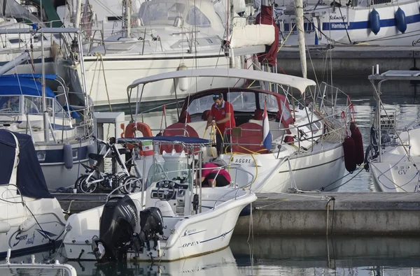 Italien, Sizilien, Mittelmeer, Marina di Ragusa; 15. Oktober 2016, Boote und Luxusyachten im Hafen - Leitartikel — Stockfoto