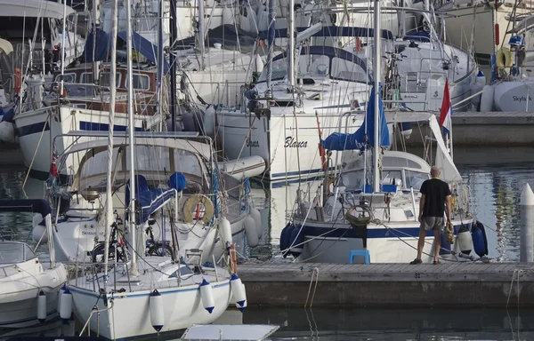 Itália, Sicília, Mar Mediterrâneo, Marina di Ragusa; 15 Outubro 2016, barcos e iates de luxo no porto - EDITORIAL — Fotografia de Stock