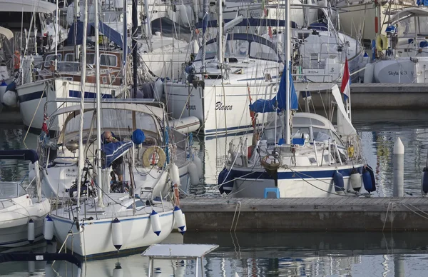 Itália, Sicília, Mar Mediterrâneo, Marina di Ragusa; 15 Outubro 2016, barcos e iates de luxo no porto - EDITORIAL — Fotografia de Stock