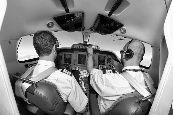 Italië; 26 juli 2010, piloten in een vliegende vliegtuig cockpit - redactie — Stockfoto