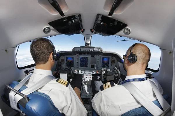 Italien; 26. Juli 2010, Piloten im Cockpit eines fliegenden Flugzeugs - Leitartikel — Stockfoto