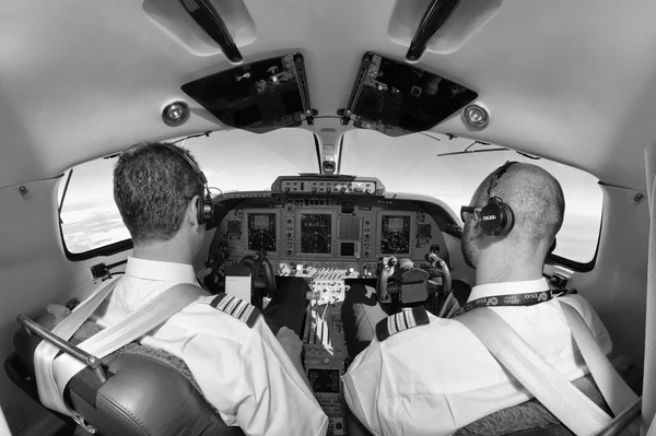Italia; 26 de julio de 2010, pilotos en la cabina de un avión volador - EDITORIAL —  Fotos de Stock