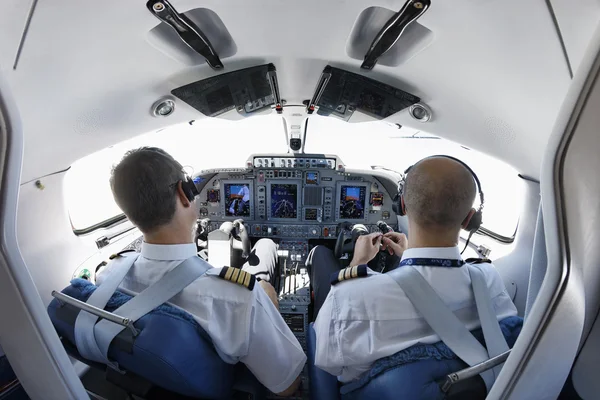 Італія; 26 липня 2010, пілотів в кабіні літака Літаючий - редакції — стокове фото