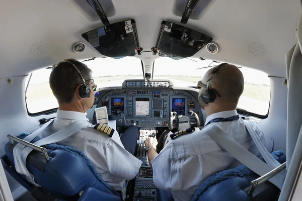 İtalya, Ciampino Havaalanı (Roma); 26 Temmuz 2010, pilotlar bir çift jet kokpit içinde kalkışa - yazı işleri hazır. — Stok fotoğraf