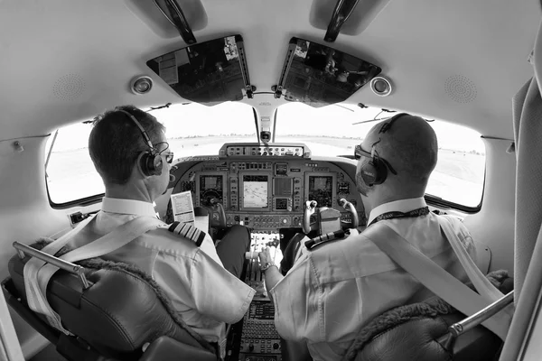 イタリア、チャンピーノ空港 (ローマ);2010 年 7 月 26 日、エグゼクティブ ジェットのコックピットにパイロットが離陸 - 社説の準備ができてください。 — ストック写真