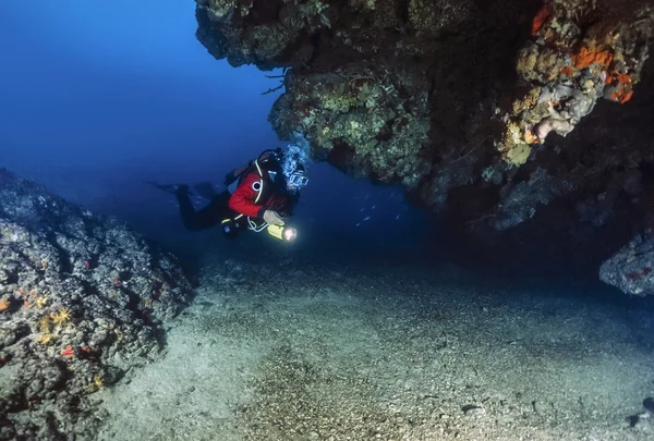 Italia, Mar Mediterráneo, buceo en cuevas, Islas Tremiti, buceador en una cueva - SCAN DE PELÍCULA — Foto de Stock