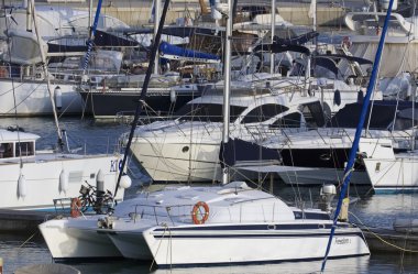 İtalya, Sicilya, Akdeniz, Marina di Ragusa; 17 Ekim 2016, Lüks Yatlar port - Editörden