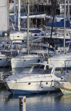 İtalya, Sicilya, Akdeniz, Marina di Ragusa; 17 Ekim 2016, tekneler ve Lüks Yatlar port - Editörden