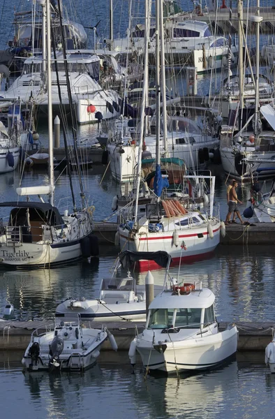 Italien, Sicilien, Medelhavet, Marina di Ragusa; 17 oktober 2016 segelbåtar båtar och lyxiga i hamnen - ledare — Stockfoto