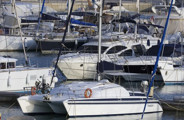 Itália, Sicília, Mar Mediterrâneo, Marina di Ragusa; 17 Outubro 2016, iates de luxo no porto - EDITORIAL — Fotografia de Stock