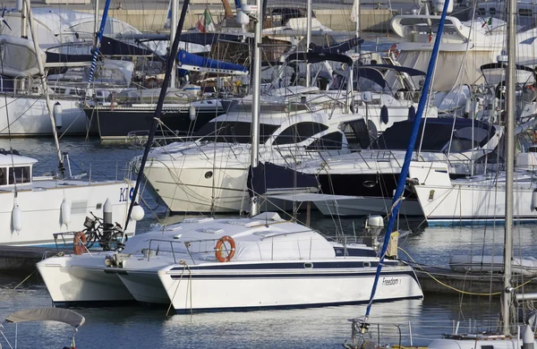 Itália, Sicília, Mar Mediterrâneo, Marina di Ragusa; 17 Outubro 2016, iates de luxo no porto - EDITORIAL — Fotografia de Stock