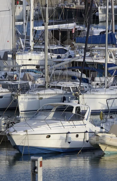 Italia, Sicilia, Mar Mediterráneo, Marina di Ragusa; 17 Octubre 2016, barcos y yates de lujo en el puerto - EDITORIAL — Foto de Stock