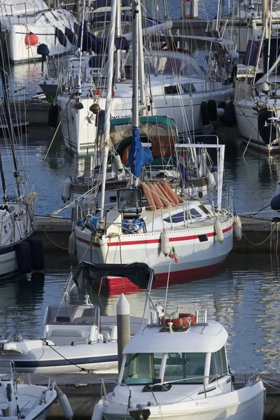 Italien, Sicilien, Medelhavet, Marina di Ragusa; 17 oktober 2016 segelbåtar båtar och lyxiga i hamnen - ledare — Stockfoto