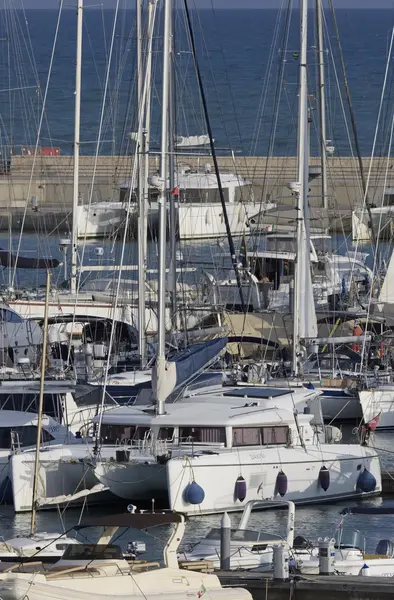 Италия, Сицилия, Средиземное море, Marina di Ragusa; 17 октября 2016, лодки и роскошные яхты в порту - РЕДАКЦИЯ — стоковое фото